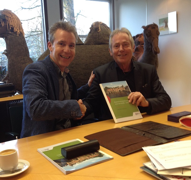 Wethouder Pim van den Berg (rechts) en directeur JanCor de Boer van SRO bij de ondertekening