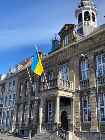 stadhuis Roermond hijst Oekraïense vlag